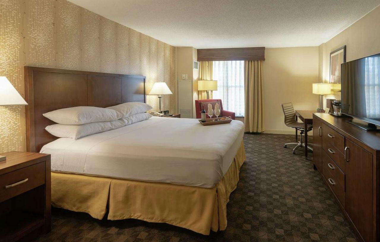 Отель Doubletree By Hilton Norfolk Airport Экстерьер фото