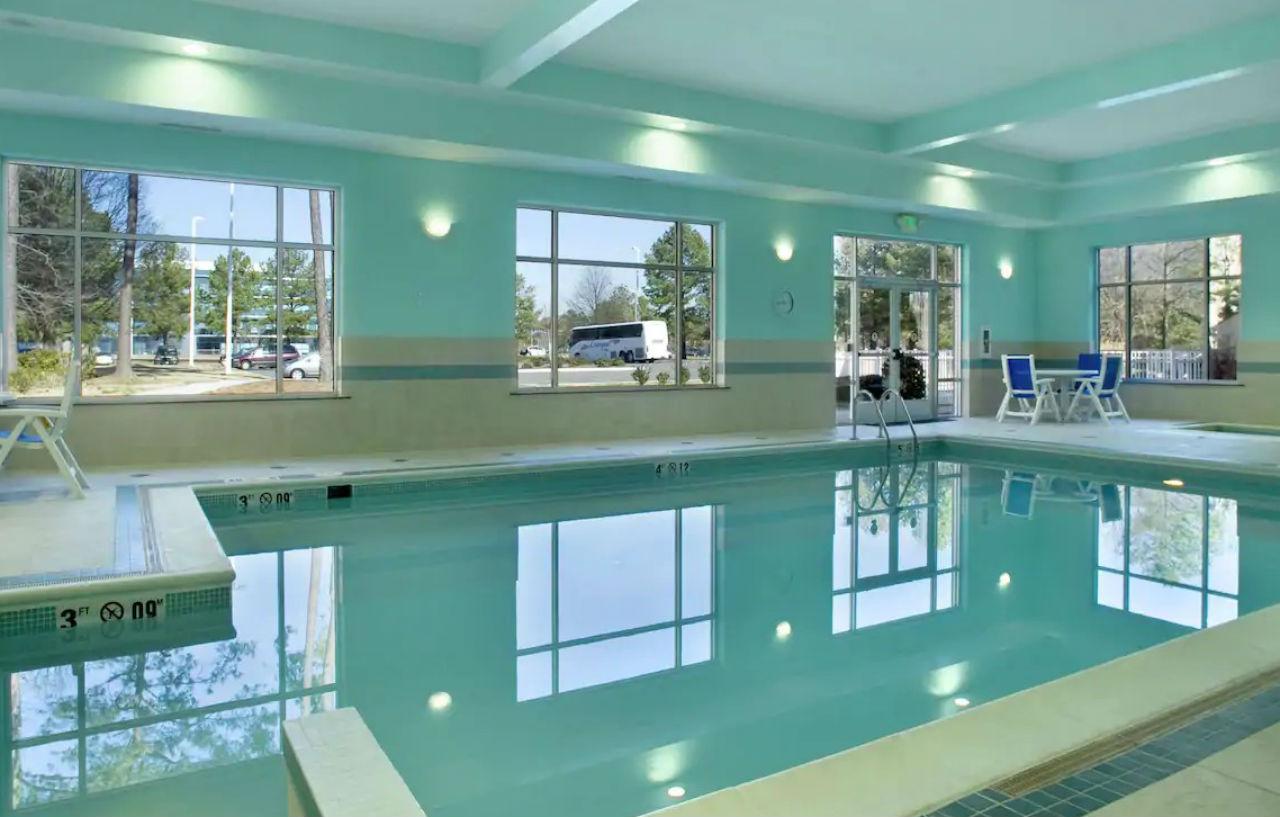 Отель Doubletree By Hilton Norfolk Airport Экстерьер фото