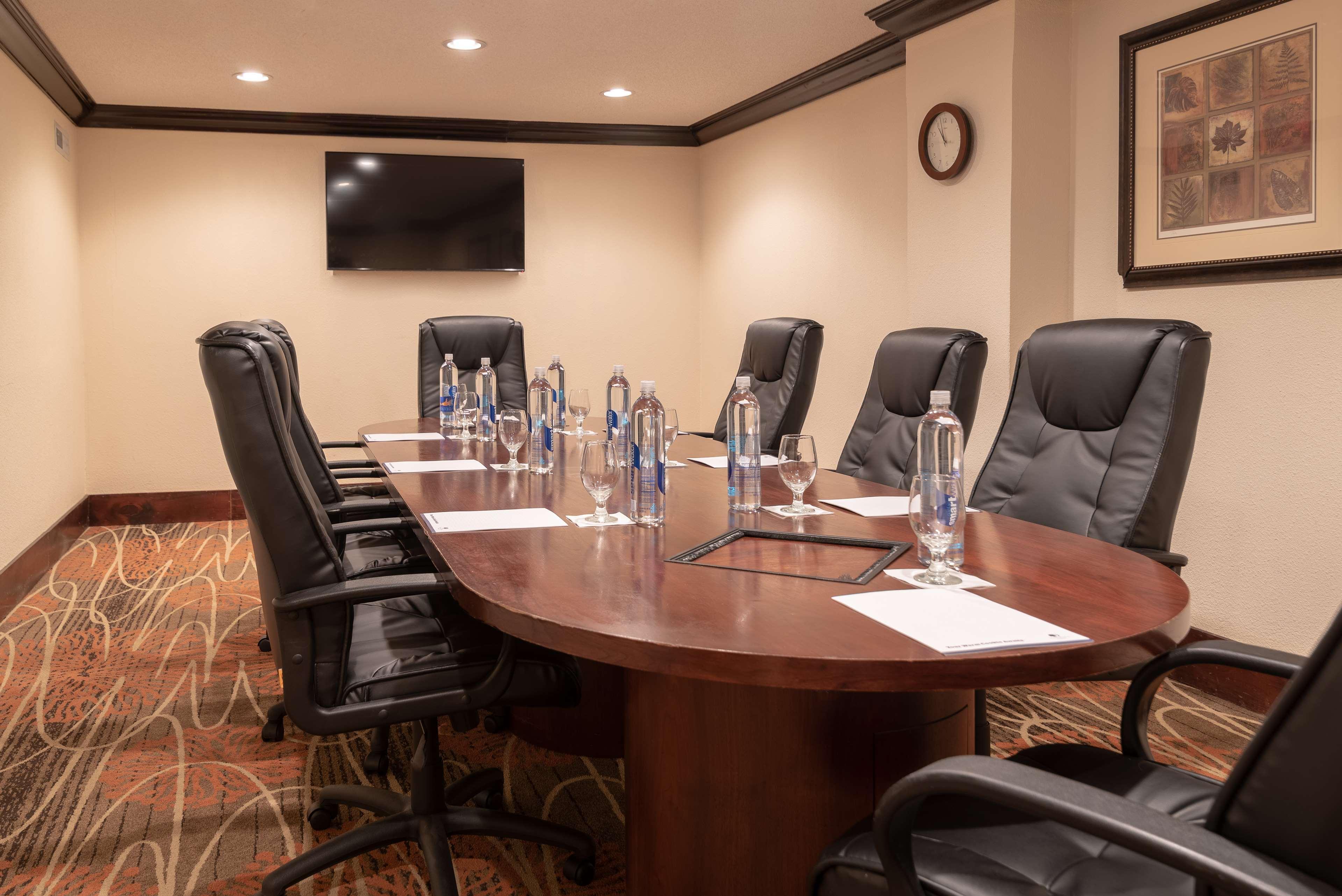Отель Doubletree By Hilton Norfolk Airport Экстерьер фото
