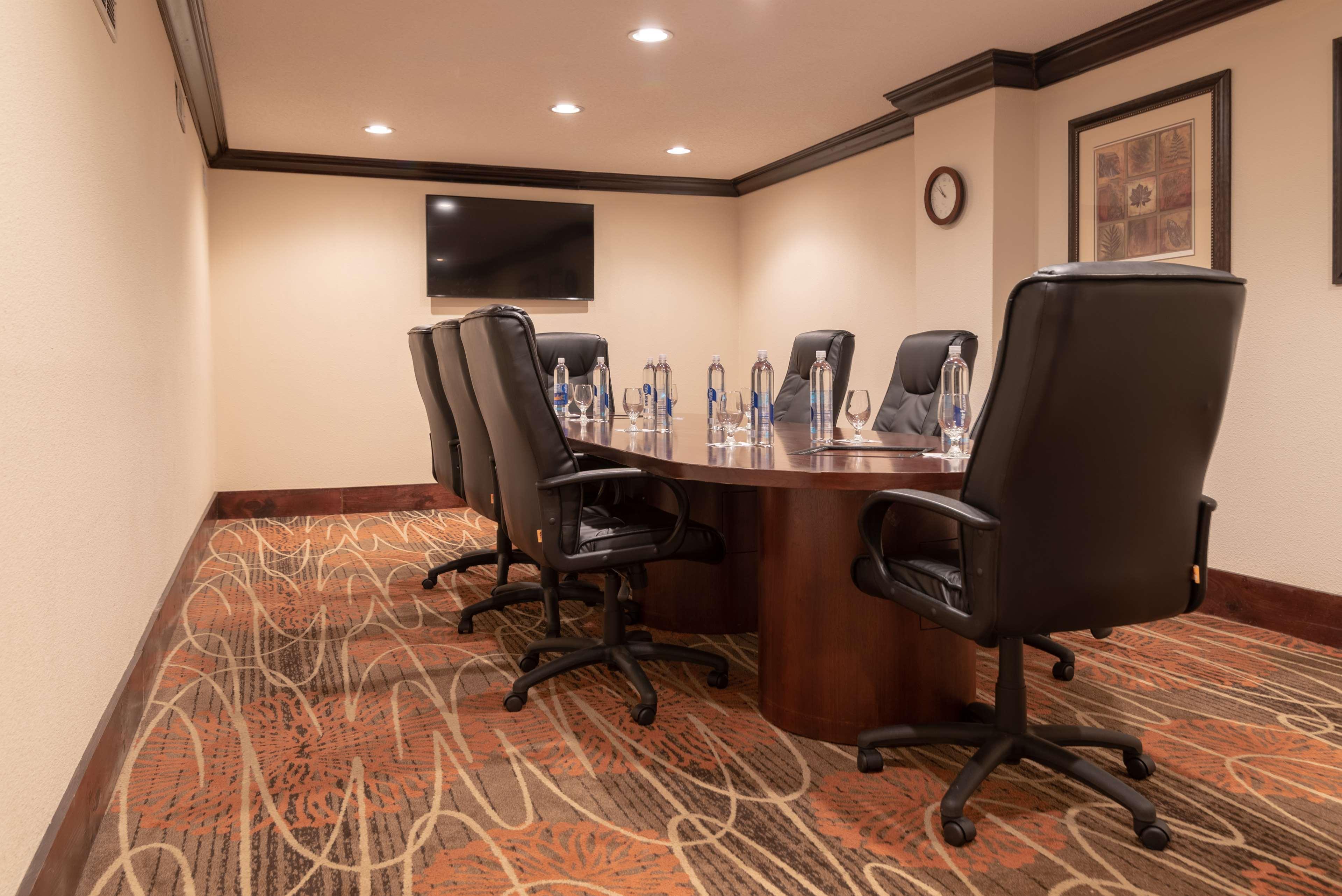 Отель Doubletree By Hilton Norfolk Airport Экстерьер фото