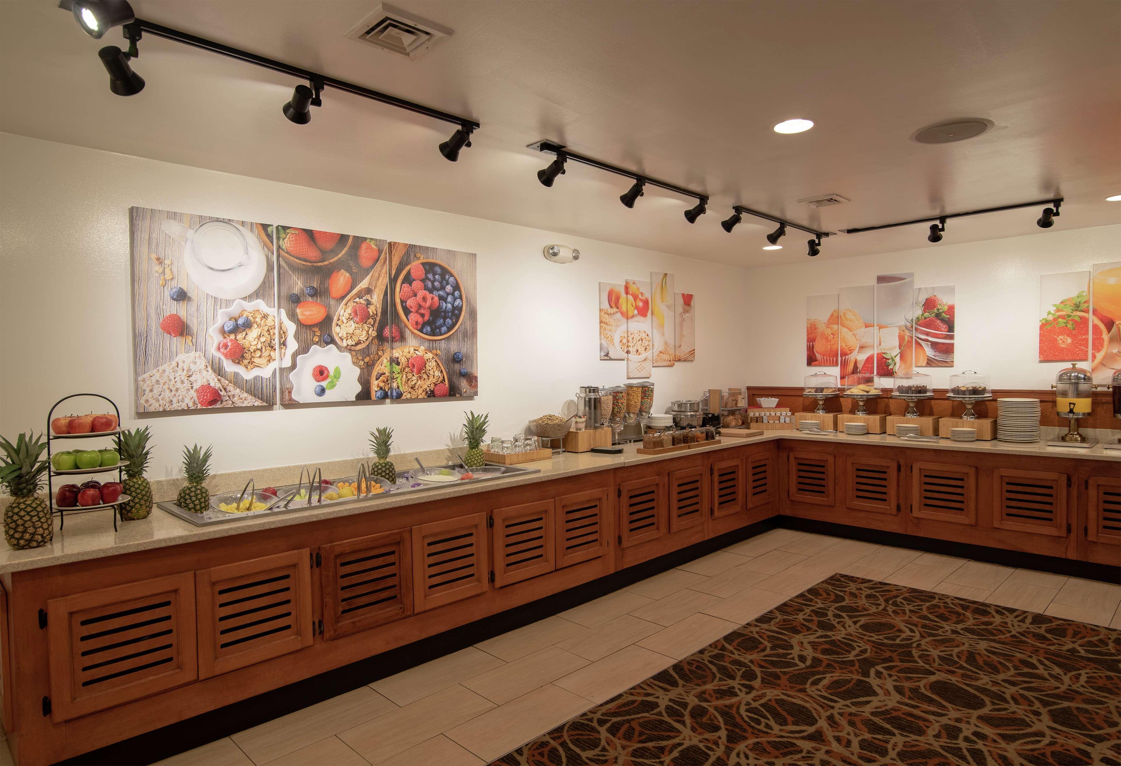 Отель Doubletree By Hilton Norfolk Airport Экстерьер фото