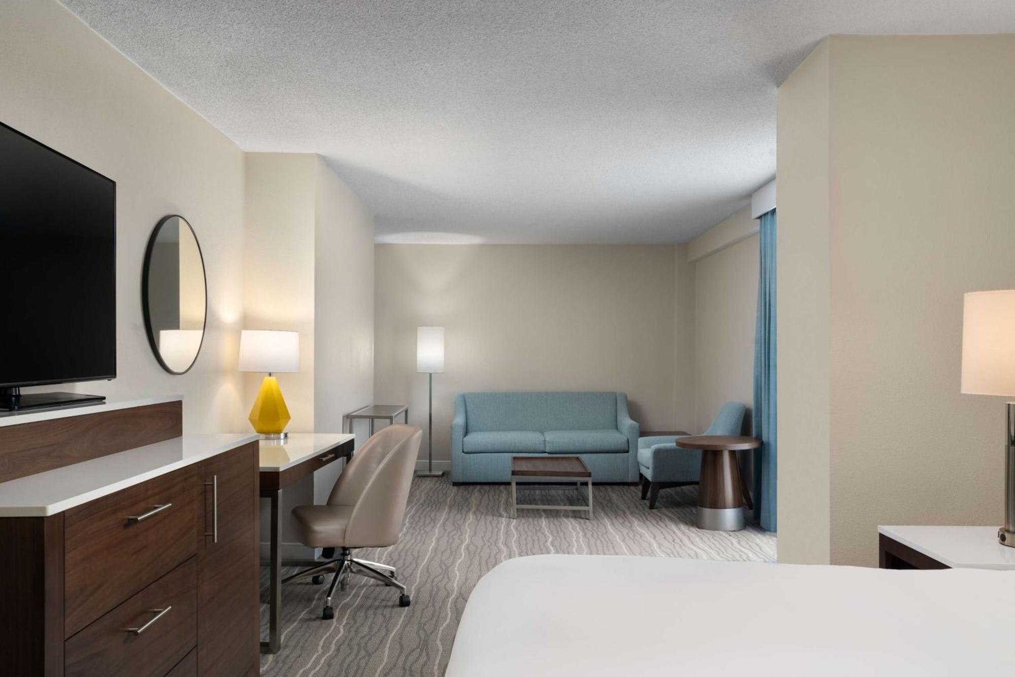 Отель Doubletree By Hilton Norfolk Airport Экстерьер фото