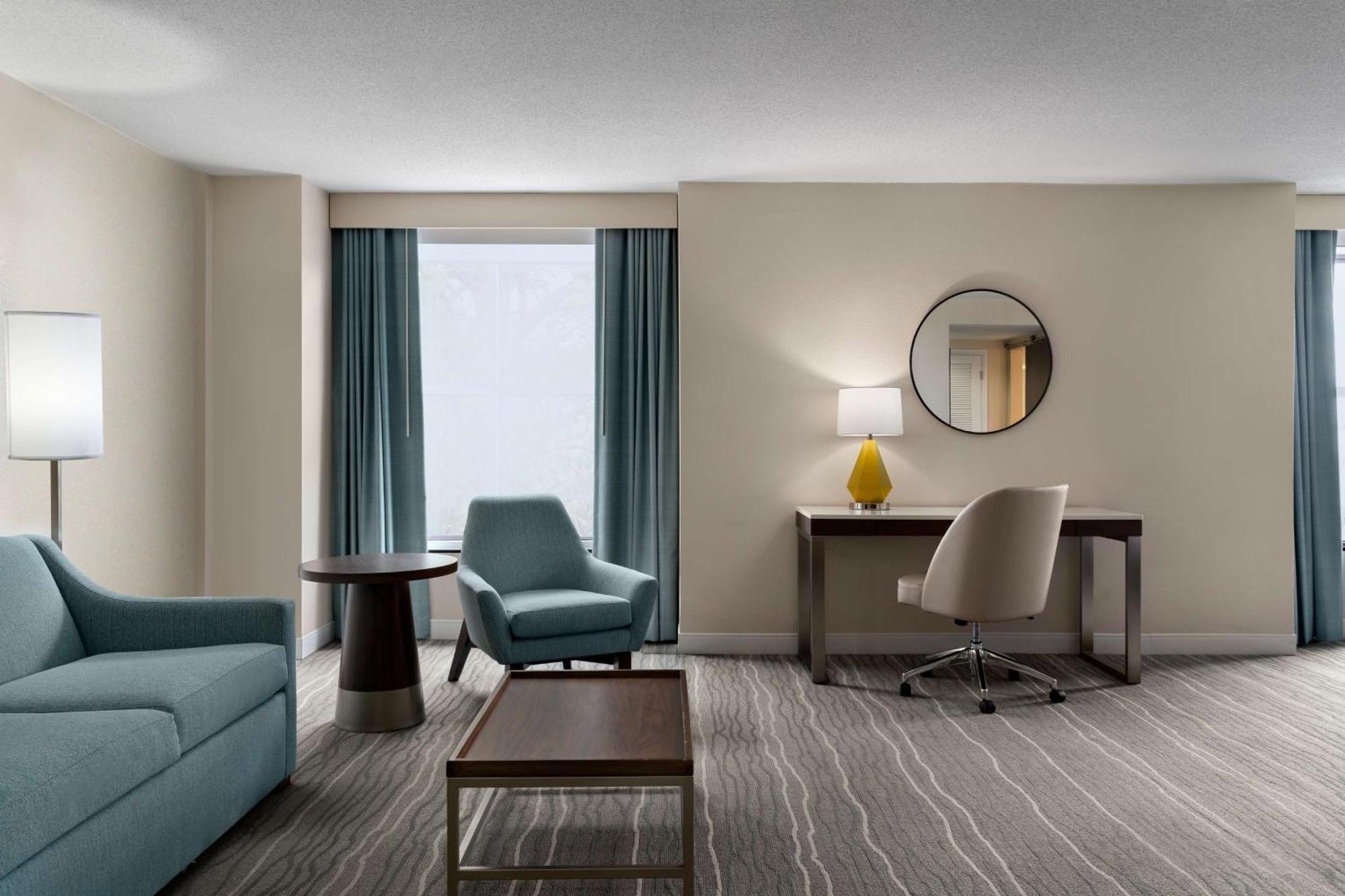 Отель Doubletree By Hilton Norfolk Airport Экстерьер фото