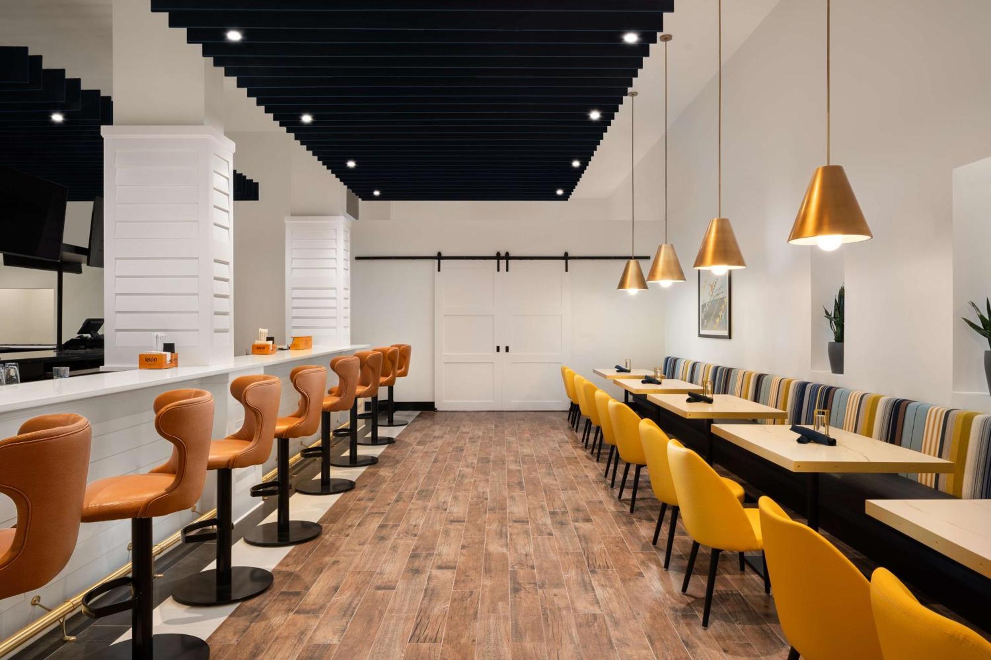 Отель Doubletree By Hilton Norfolk Airport Экстерьер фото