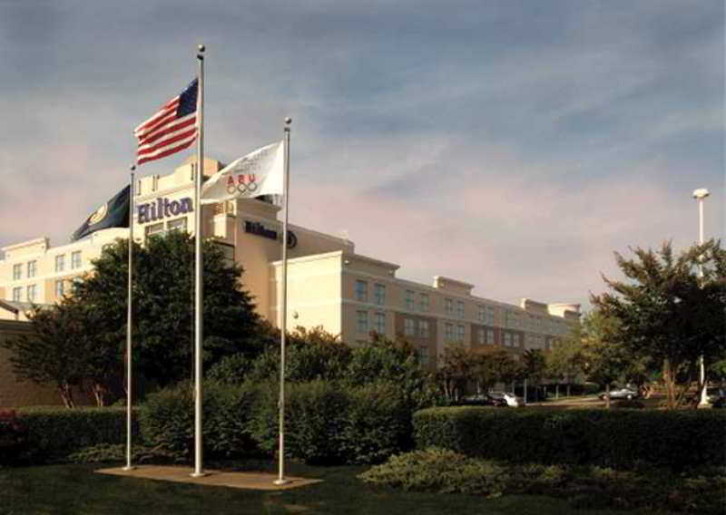 Отель Doubletree By Hilton Norfolk Airport Экстерьер фото