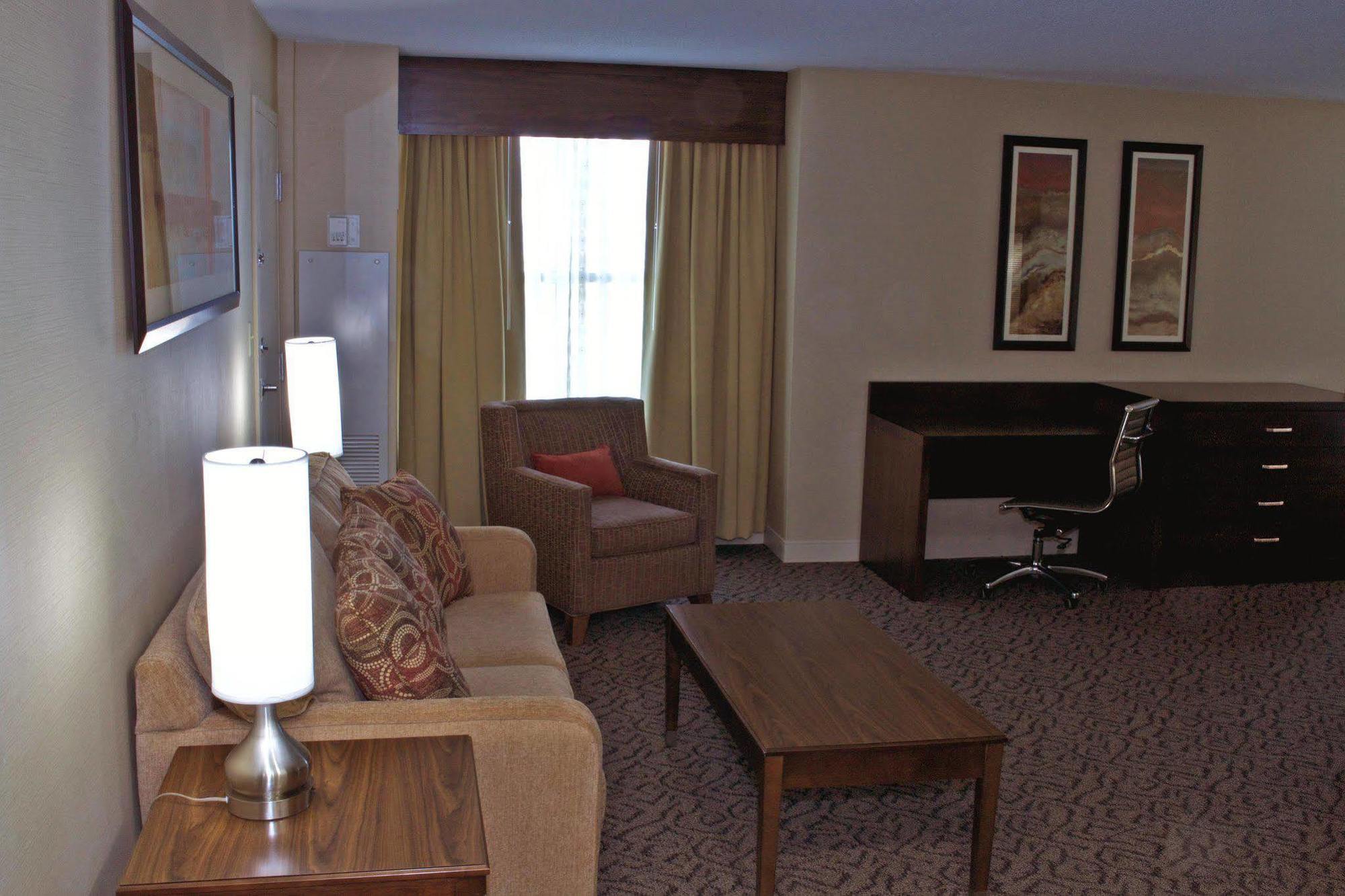 Отель Doubletree By Hilton Norfolk Airport Экстерьер фото