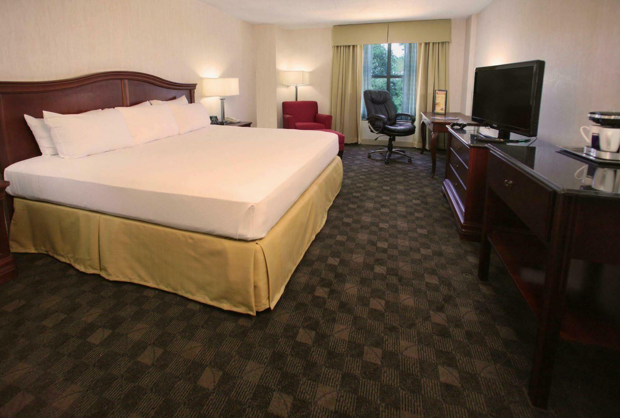Отель Doubletree By Hilton Norfolk Airport Экстерьер фото